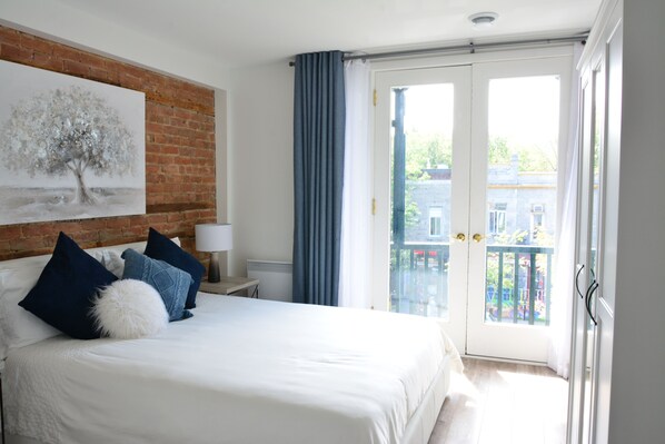 4 bedrooms, desk, iron/ironing board, travel cot