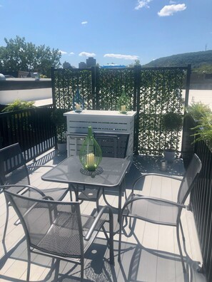 Outdoor dining - ROOFTOP TERRACE - Mount Royal views- 4 bedrooms + 4 full bathrooms - Fast WiFi (Montréal)