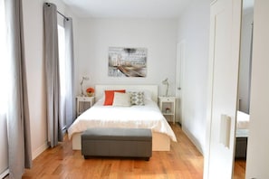4 chambres, bureau, fer et planche à repasser, lit de bébé portatif