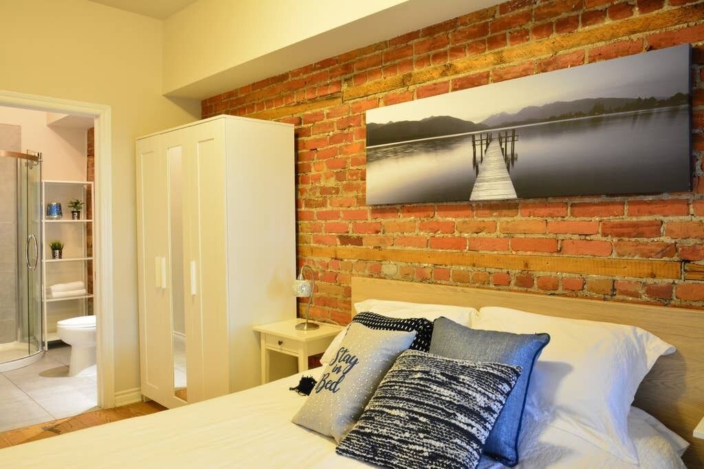 Rare Find! Ground Floor apartment near metro. Patio, 4 bedrooms + 4 bathrooms.