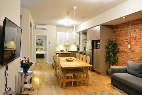 Rare Find! Ground Floor apartment near metro. Patio, 4 bedrooms + 4 bathrooms.