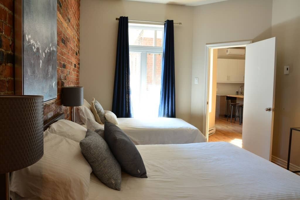 4 chambres, bureau, fer et planche à repasser, lit parapluie