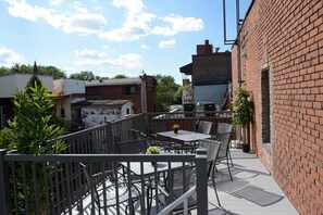 Outdoor dining - Sunny Top Floor - Terrace - 4 bedrooms + 3 bathrooms - WiFi + possible parking! (Montréal)