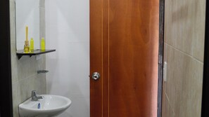 Zimmer, 1 Schlafzimmer, Raucher, Balkon | Badezimmer