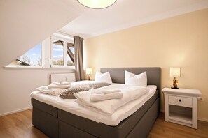 3 bedrooms, travel crib, free WiFi, bed sheets - Holiday Apartment Eisvogel – with private beach access (Friedrichshafen)