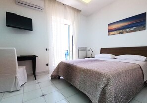 Habitación cuádruple superior | Ropa de cama hipoalergénica, edredón, minibar y cortinas blackout 