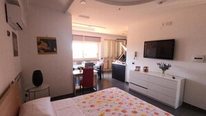 Hypo-allergenic bedding available, down comforters, minibar - Miss Emily Vesuvio B&B (San Sebastiano al Vesuvio)