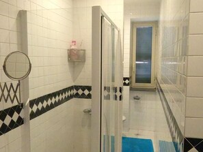 Shared bathroom - Miss Emily Vesuvio B&B (San Sebastiano al Vesuvio)