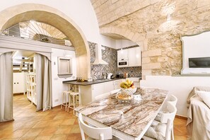 Dining - Mario Leggio 83, as at home (Ragusa)
