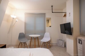1 室のベッドルーム、デスク、WiFi (無料)、ベッドシーツ