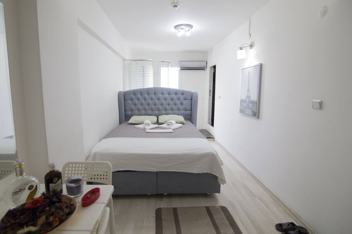 Quarto casal standard, cozinha americana | Escrivaninha, espaço de trabalho para notebook, Wi-Fi de cortesia