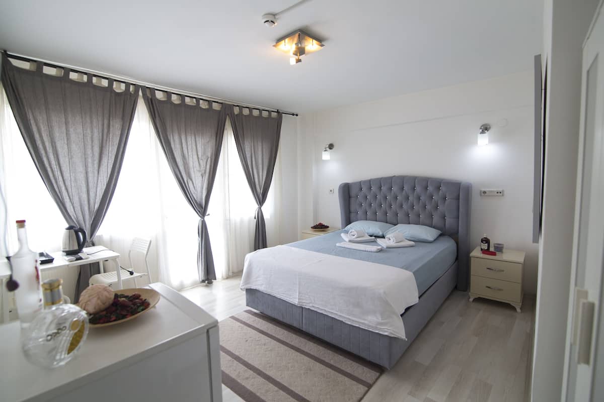 Quarto casal standard, sacada | Escrivaninha, espaço de trabalho para notebook, Wi-Fi de cortesia