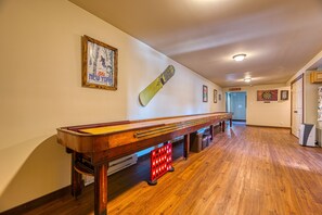 Game room - Small town living, walk to everything (Tannersville)