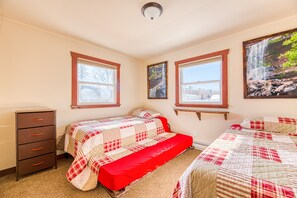 4 bedrooms, desk, travel crib, WiFi - Small town living, walk to everything (Tannersville)