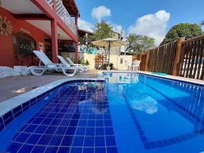 Outdoor pool, pool umbrellas, sun loungers - Pousada Semente (Porto Seguro)