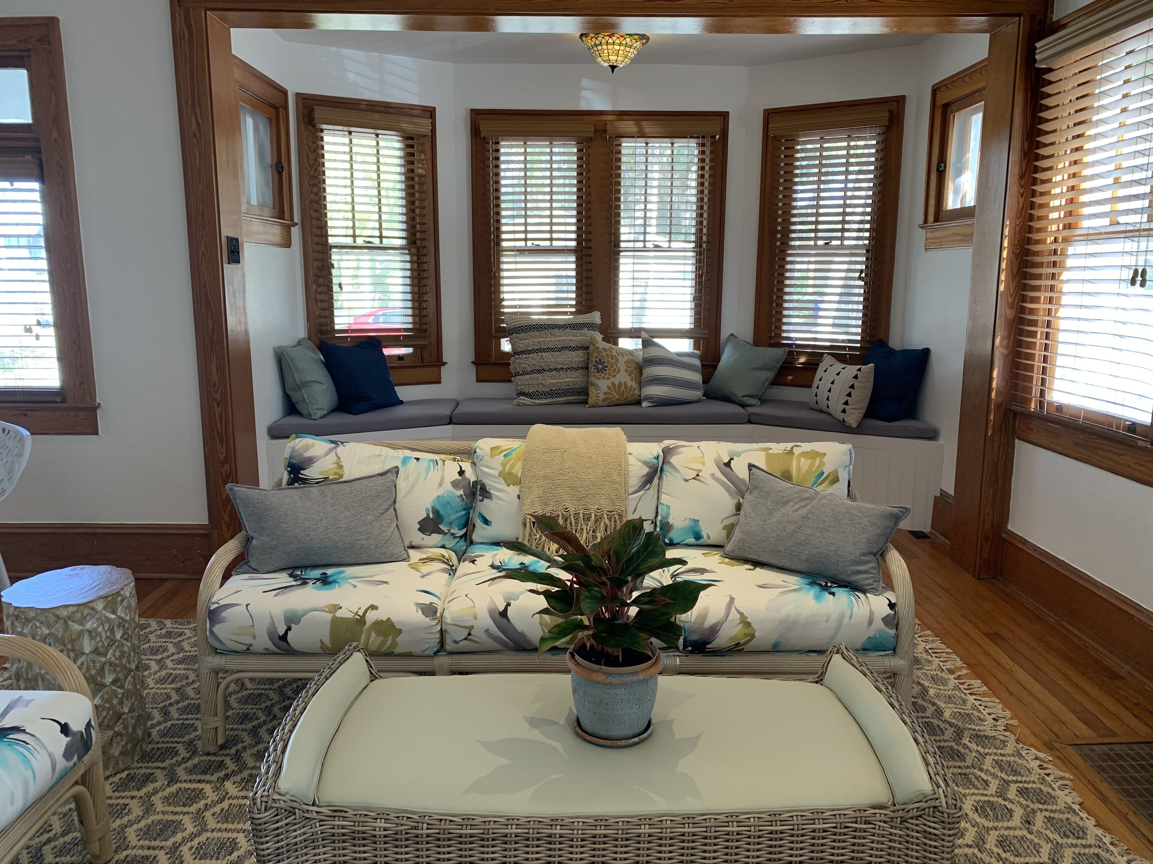 The Avalon House - Historic Home, Walking Distance to Downtown River District