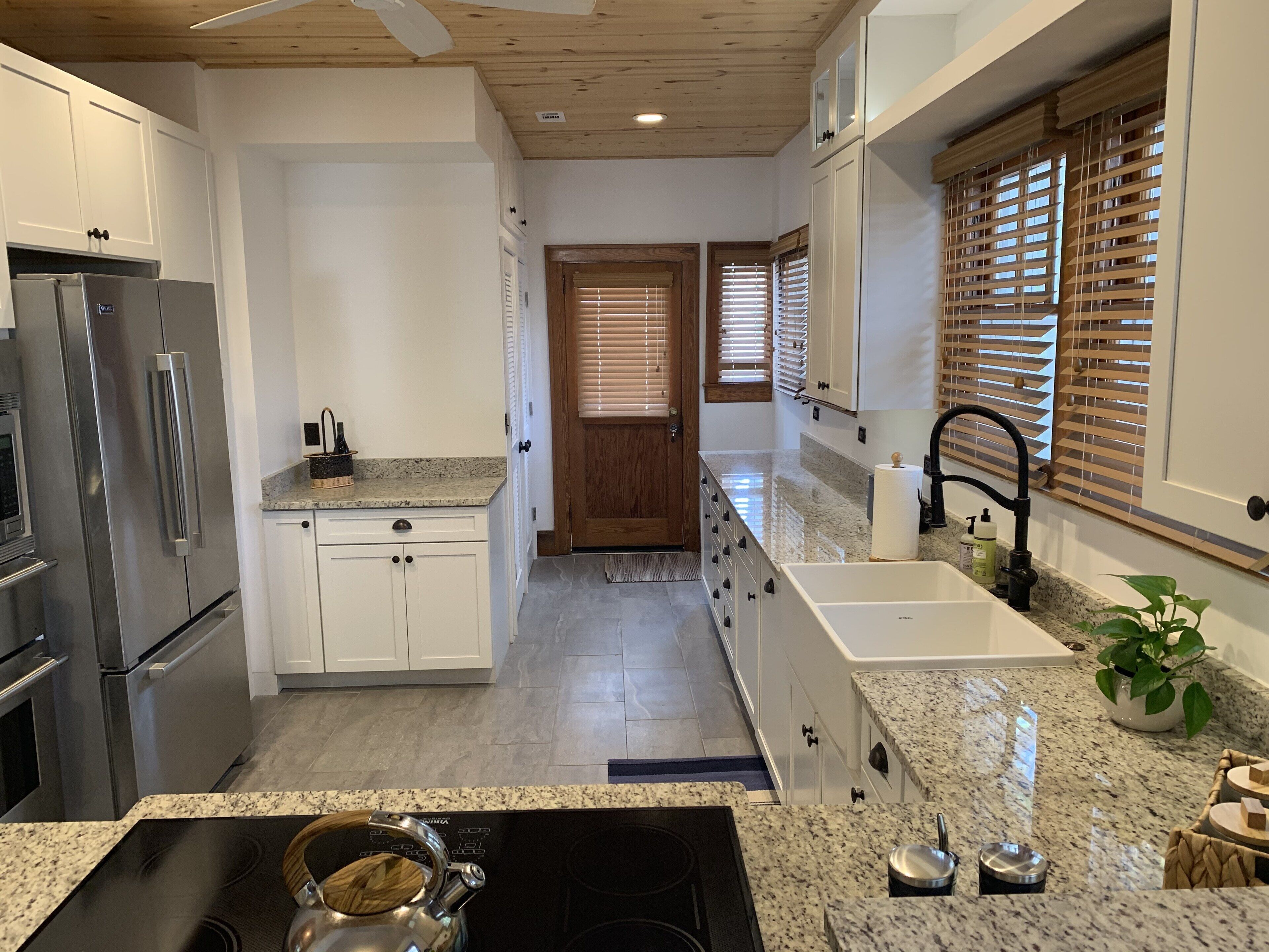 The Avalon House - Historic Home, Walking Distance to Downtown River District