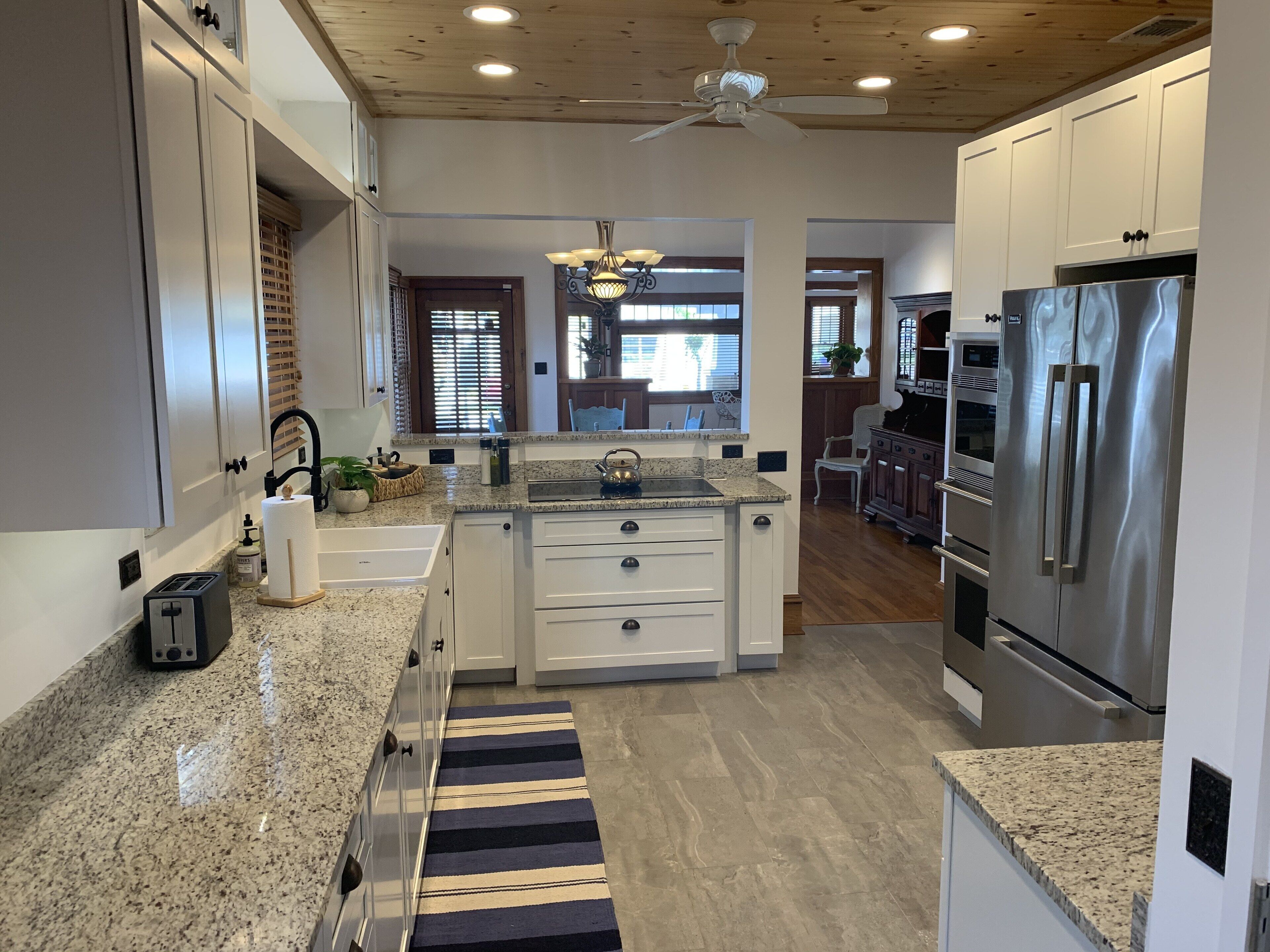 The Avalon House - Historic Home, Walking Distance to Downtown River District