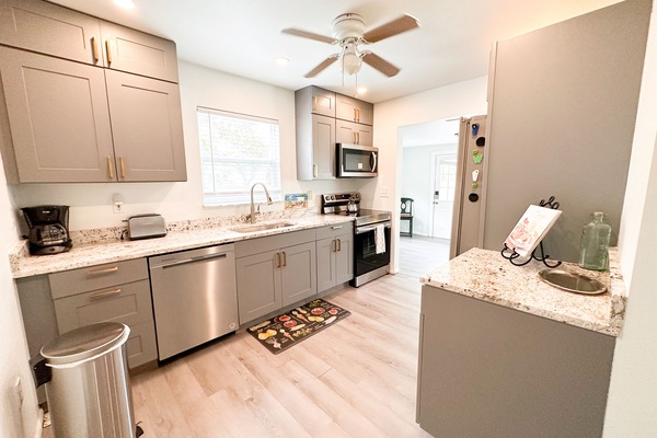 Frigorifero, microonde, forno, piano cottura