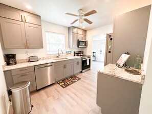 Geladeira, micro-ondas, fogão, cooktop