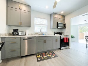 Geladeira, micro-ondas, fogão, cooktop