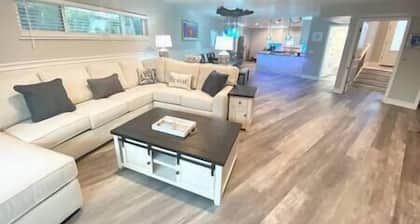 Sunset Serenity: Remodeled 4BR Beach House – Oceanview