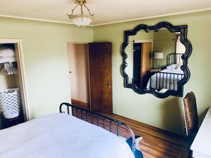 3 bedrooms, desk, iron/ironing board, free WiFi