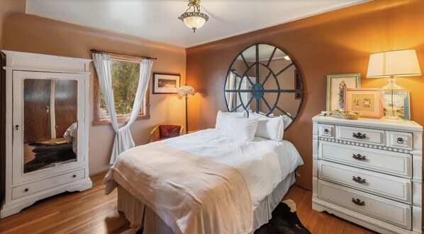 3 bedrooms, desk, iron/ironing board, free WiFi