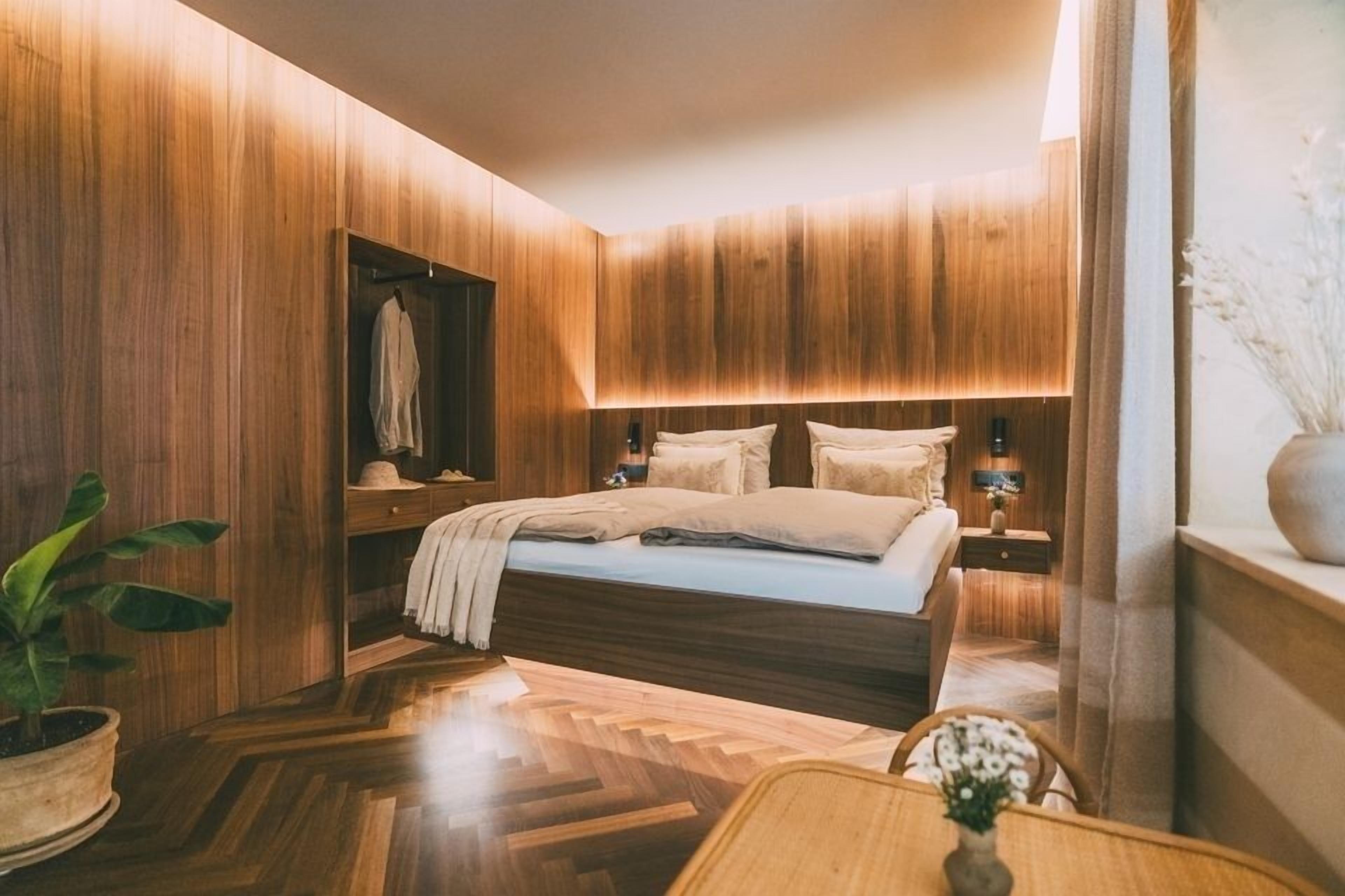 4 bedrooms, desk, iron/ironing board, travel crib