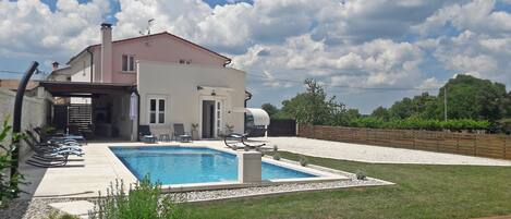 حمّام سباحة خارجي