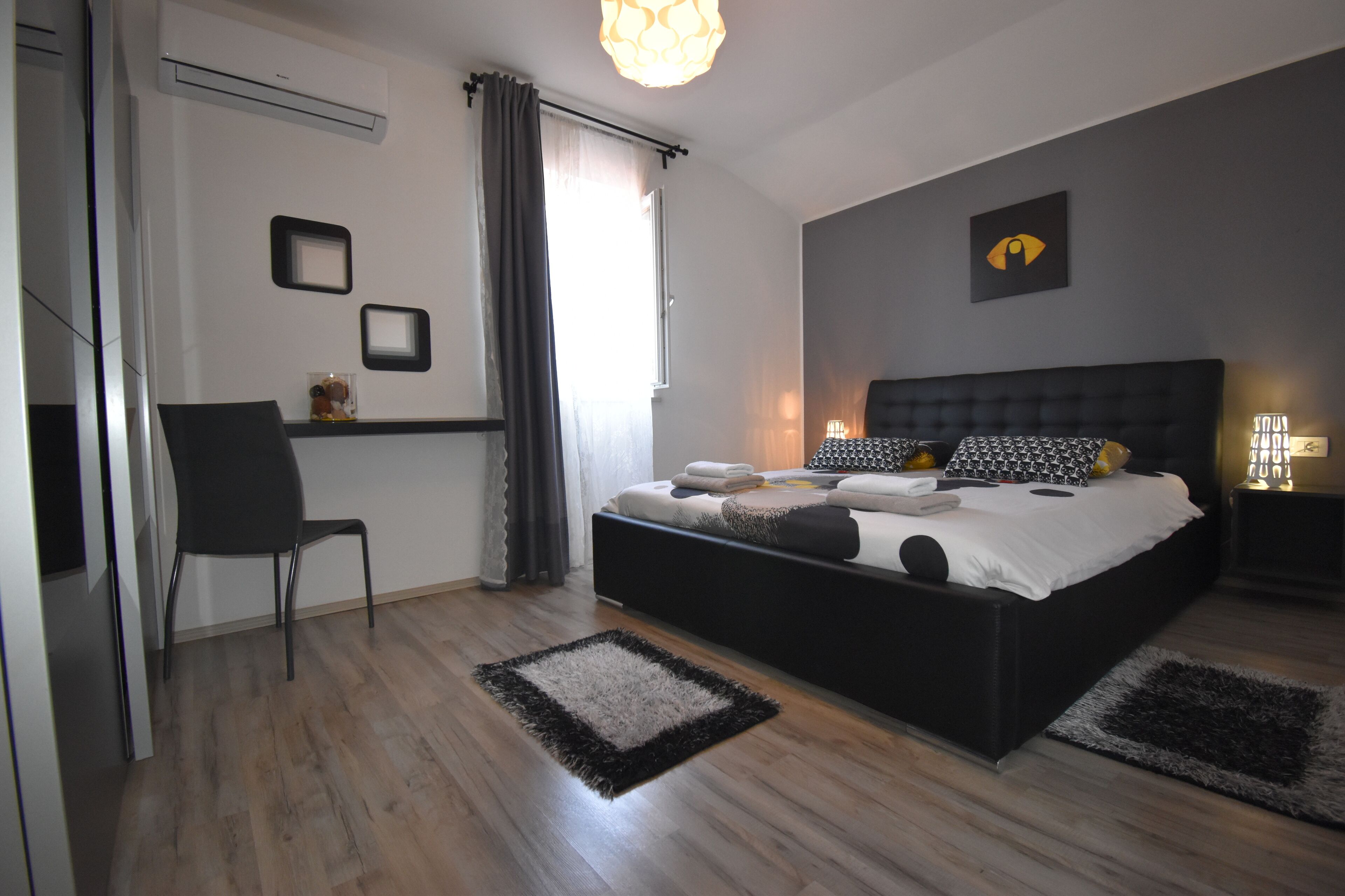 6 slaapkamers, een strijkplank/strijkijzer, wifi, beddengoed