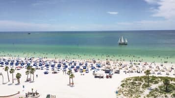 Platja a a prop, gandules de platja i tovalloles de platja