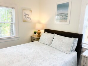 2 habitaciones, escritorio y tabla de planchar con plancha 