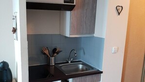 コーヒー / ティーメーカー、冷蔵庫、電子レンジ、コンロ