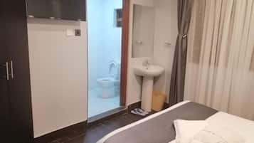 Shower, rainfall showerhead, free toiletries, towels