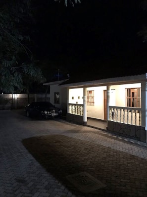 Front of property – evening/night - Maryland Hotel Kisumu (Kisumu)