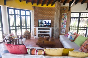 Smart TV, lettore DVD, libri, videoteca