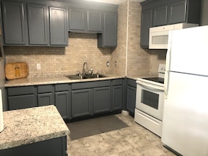 Fridge, microwave, oven, stovetop - Cozy comfortable home near lakes, parks and downtown Sumter (Sumter)