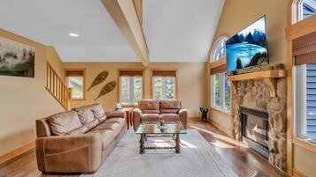 Una Smart TV, una chimenea, videojuegos, un reproductor de DVD