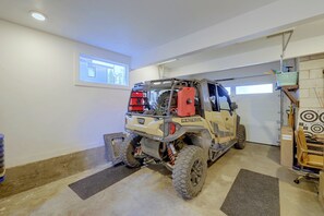 Un vehículo estacionado en un garaje con ventana y puerta.