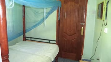 Escritorio y ropa de cama