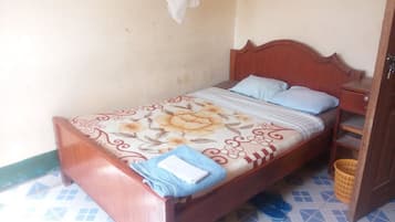 Escritorio y ropa de cama
