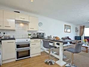Oven, high chair, freezer - Apartment 2 Waters Edge (Newquay)