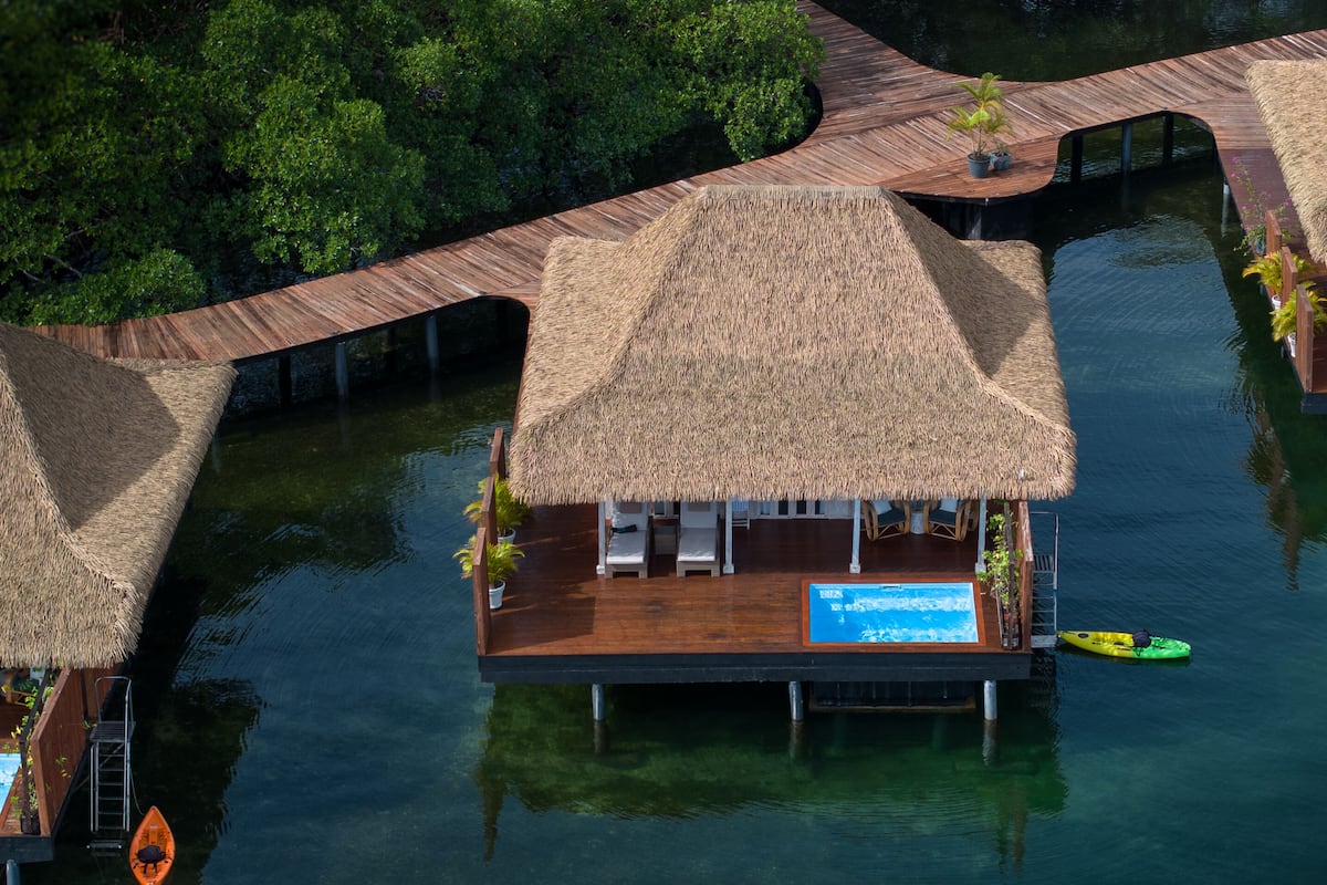 Overwater Pool Villa | 防过敏的被褥、迷你吧（备有免费物品）、客房内保险箱、办公桌