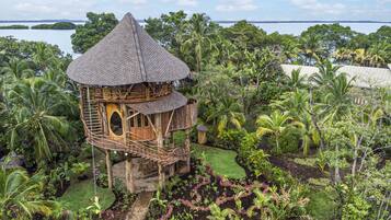 Threehouse | Ropa de cama hipoalergénica y minibar con artículos gratuitos