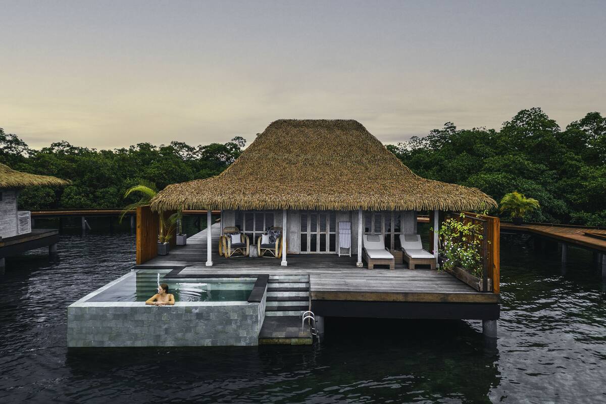 Overwater Pool Villa Deluxe | 防过敏的被褥、迷你吧（备有免费物品）、客房内保险箱、办公桌