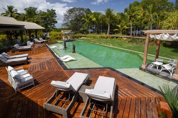 Outdoor pool, sun loungers - NAYARA Bocas del Toro (Isla Frangipani)