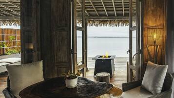 Overwater Pool Villa | Allergiatestatut vuodevaatteet, ilmaiset minibaarituotteet