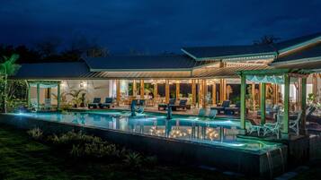 Piscina all'aperto, lettini