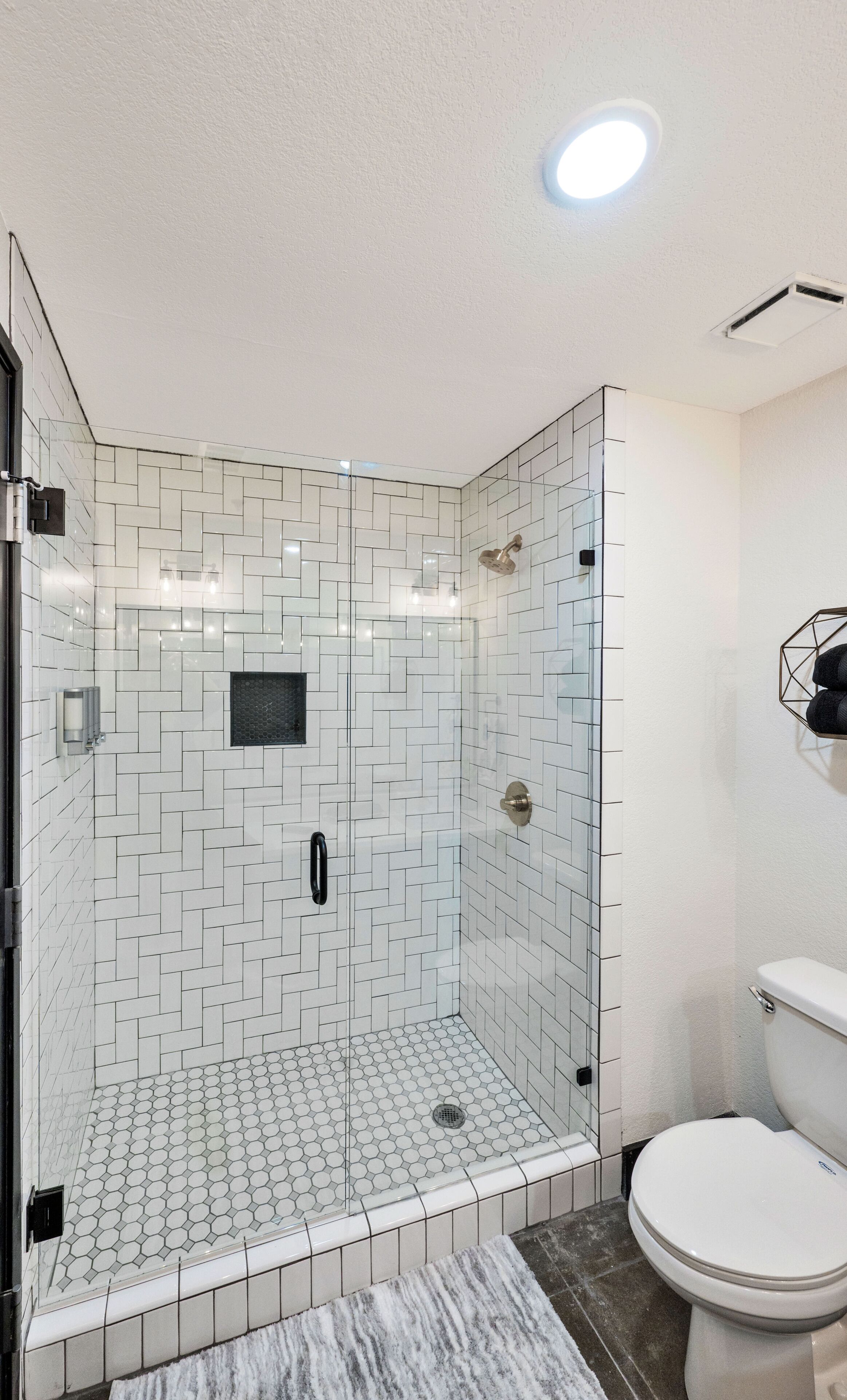 Combined shower/tub, hair dryer, towels, soap